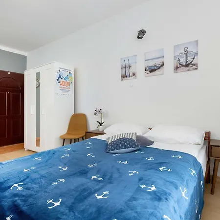 Cozy With Workspace Near The Skm Station By Renters דירה גדינייה