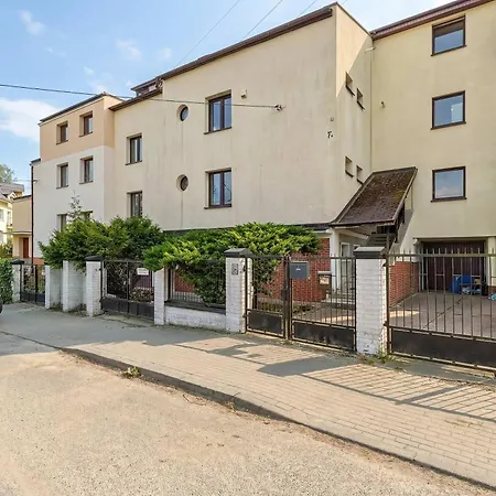 Cozy With Workspace Near The Skm Station By Renters